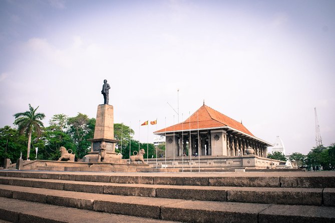 Highlights Colombo Day Tour With Afternoon HIGH TEA In Galle Face Hotel - Gangaramaya Temple: Modern Mix, Real Place of Worship