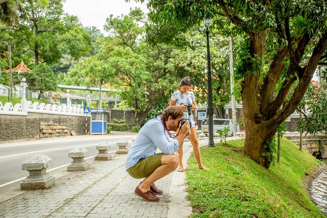 Kandy City Day Tour with a verified tour guide - Kandy Lake: a quick reset near the Tooth Temple area