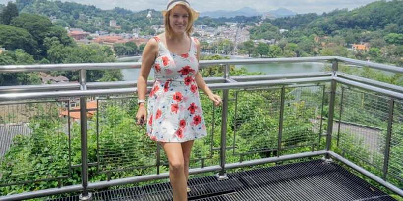 Kandy: City Tour with Hotel Pickup and Drop-off - Gem Museum, Wood Carving Factory, and Batik Factory: watch people at work