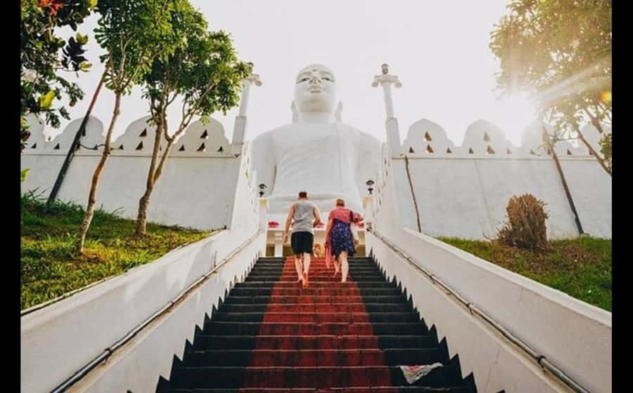 Kandy: Local Guided City Explore by Tuk Tuk - Stop 1: Temple of the Sacred Tooth Relic and the royal palace complex