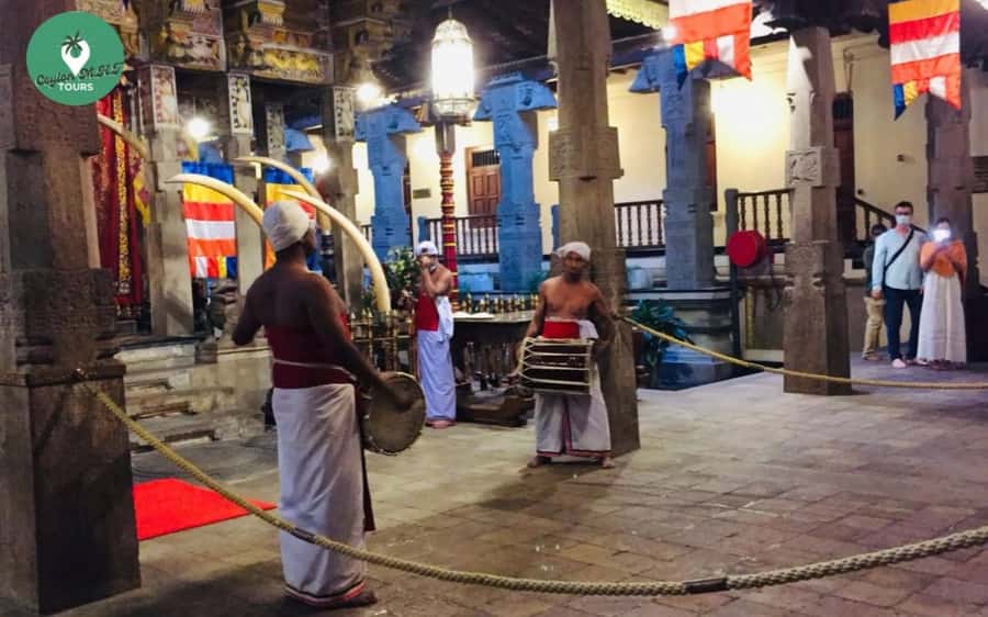Kandy: Local Guided City Explore by Tuk Tuk - Kandy Lake, viewpoint time, and the central market stop