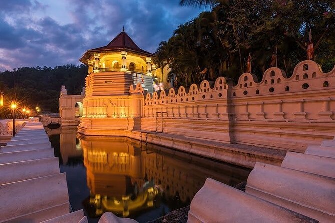 Kandy & Pinnawala Elephant Orphanage Day Trip from Negombo - Kandy on Bogambara Lake: what to do when time is short