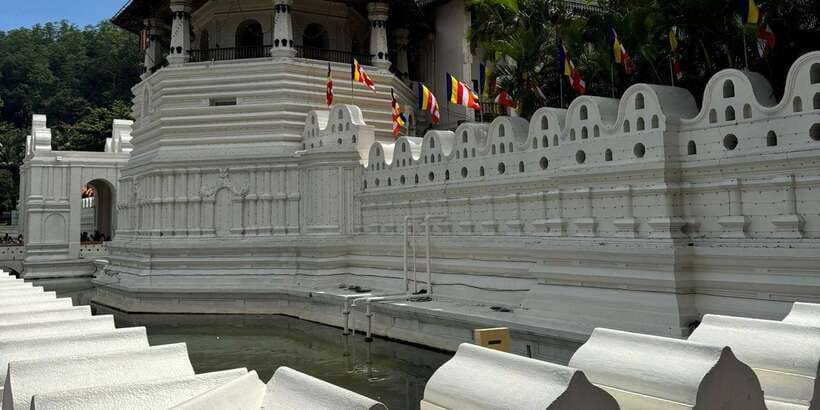 Kandy: Private Guided Tour with Local Highlights by Tuk Tuk - The Sacred Temple of the Tooth in the Royal Palace complex