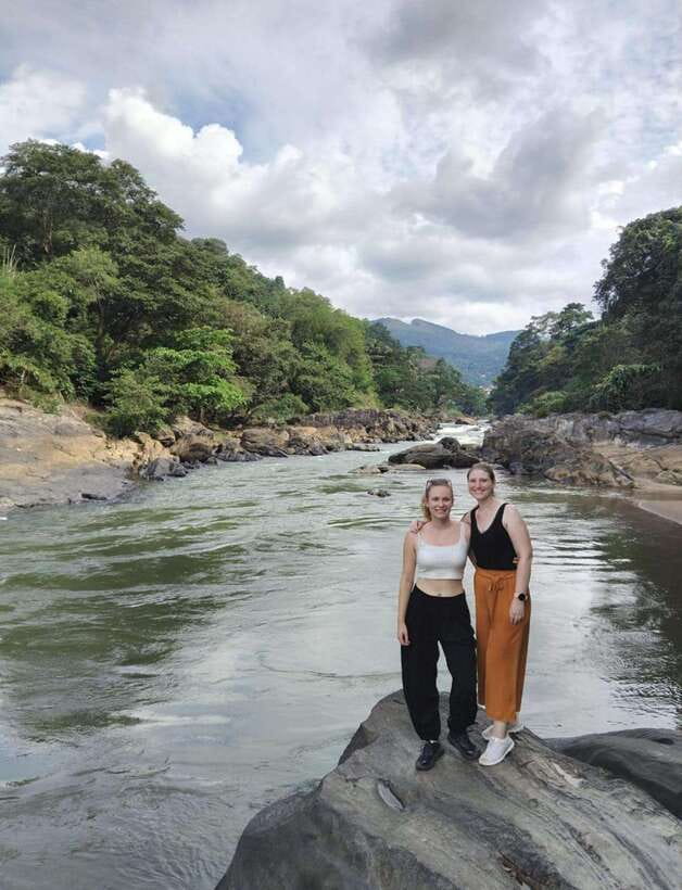 Kandy: Private Tuk Tuk Tour with Temple of the Tooth - Royal Botanical Garden: the cooling, slow-down stop