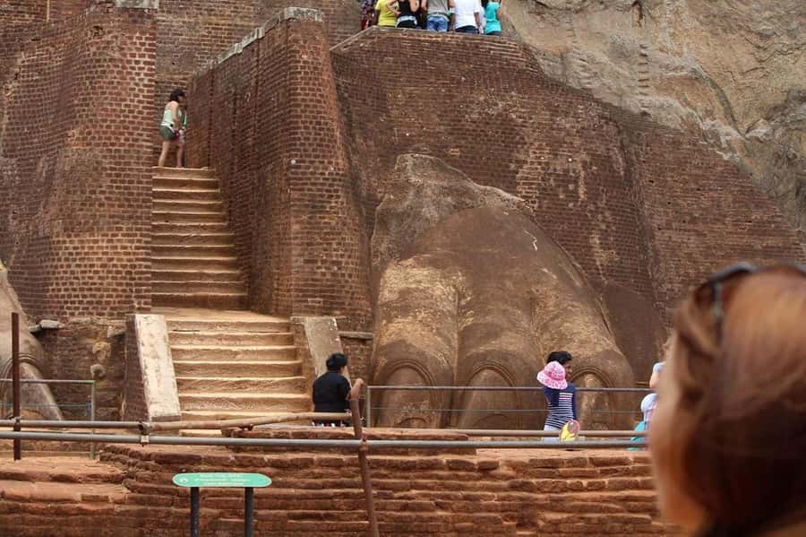 Kandy: Sigiriya and Dambulla Day Trip with Tuk Tuk Ride - The traditional craft stop: wood carving and batik you can actually use