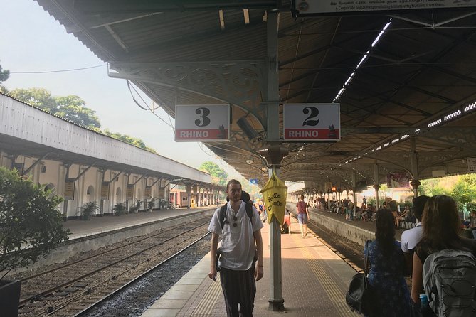 Kandy to Ella Train Tickets - Reserved Seats - Onboard rhythm: vendors, breaks, and the chilly hill factor