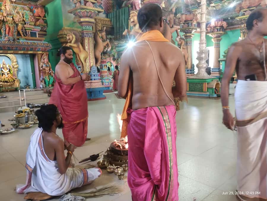 Nilaveli: Trinco City tour by Tuk Tuk - Deer Park Trincomalee, feeding free-roaming deer with locals