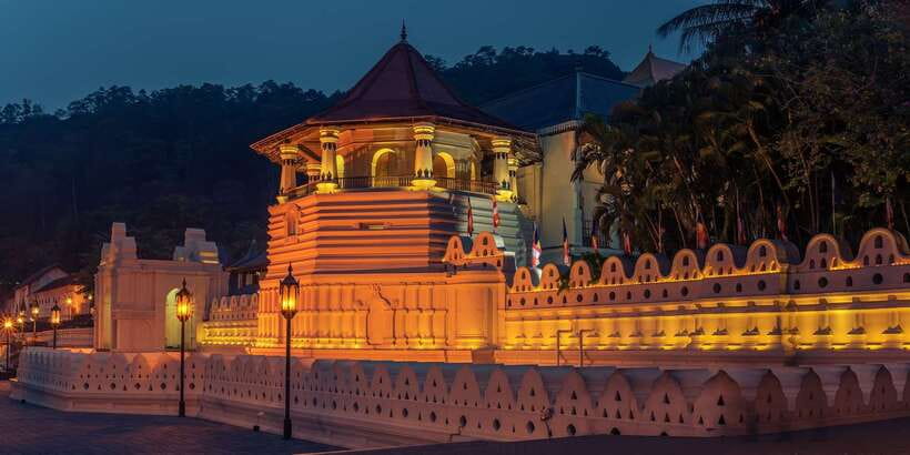 Pinnawala & Kandy Day Tour from Negombo - Lunch at a local restaurant: plan for ordering, not guessing