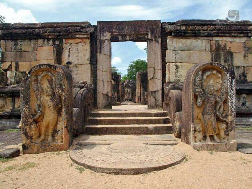 Polonnaruwa: Private Guided Cycling Tour with Hotel Pickup - Polonnaruwa on two wheels: a 4-hour hit of UNESCO sights