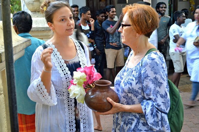 Private Colombo Walking Tour with a Local Guide - Stop 1: Colombo Orientation, Galle Face Green, Gangaramaya, Red Mosque, Fort Market