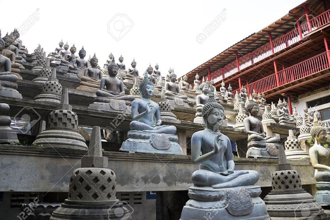 Private Night Tour in Colombo with Street Food Tasting - Stop 2: Gangaramaya Buddhist Temple, modern touches and a calm mood