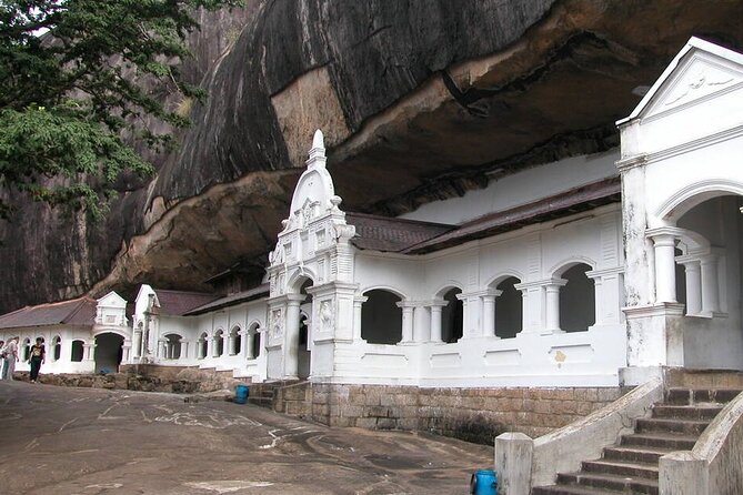 Private Sigiriya Day Tour and Authentic Sri Lankan Lunch Buffet - Lunch Buffet in a Village House: Fresh, Local, and Worth the Wait