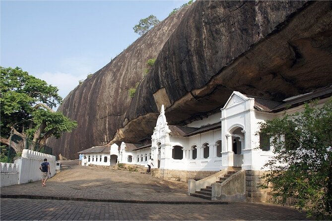 Sigiriya-Dambulla Day Trip From Hikkaduwa/Galle/Unawatuna/Mirissa -All Inclusive - The guide and driver touch: what to expect from the service
