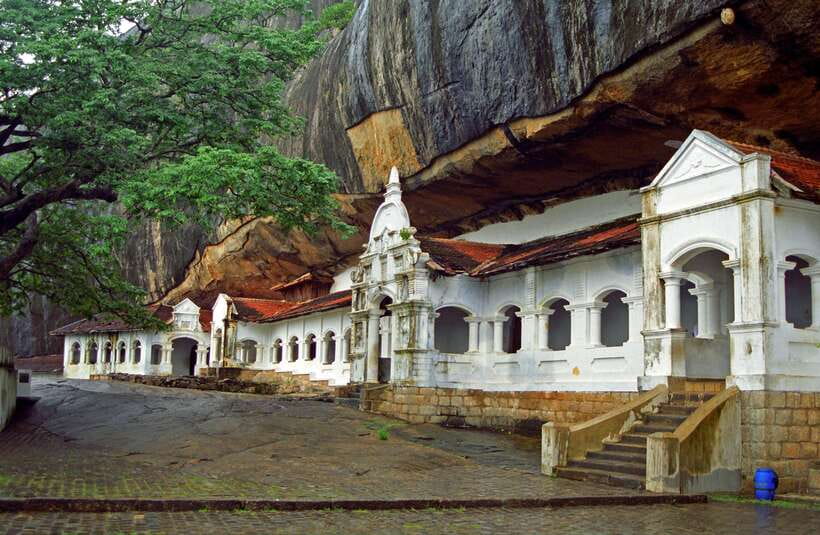 Sri Lanka: 5 Days Multi City Sightseeing Tour - Day 2: Golden Temple of Dambulla and Sigiriya Lion Rock