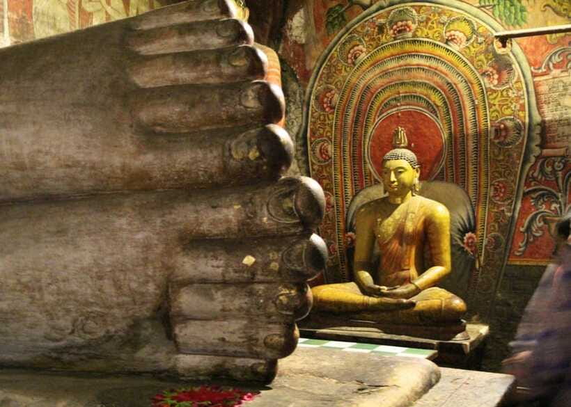 Sri Lanka Cultural Triangle Private 2-Day Tour+Wildlife Tour - Kandy Highlights: Botanical Gardens and the Temple of the Tooth Relic