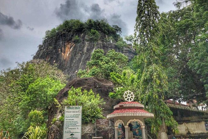 Tangalle Sightseeing Tour - Mulgirigala Raja Maha Vihara: Temple Views from a 205 m Rock