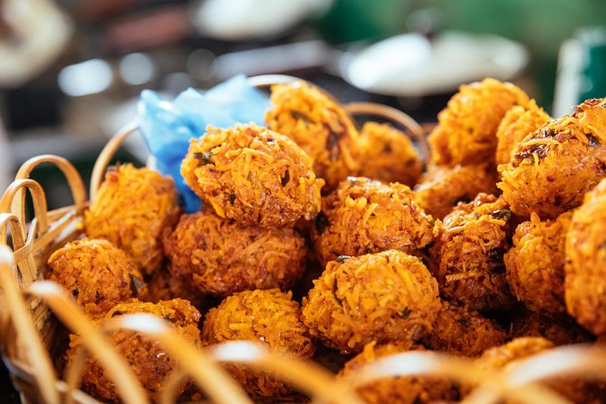 The 10 Tastings of Kandy With Locals: Private Street Food Tour - Key things to notice before you eat in Kandy