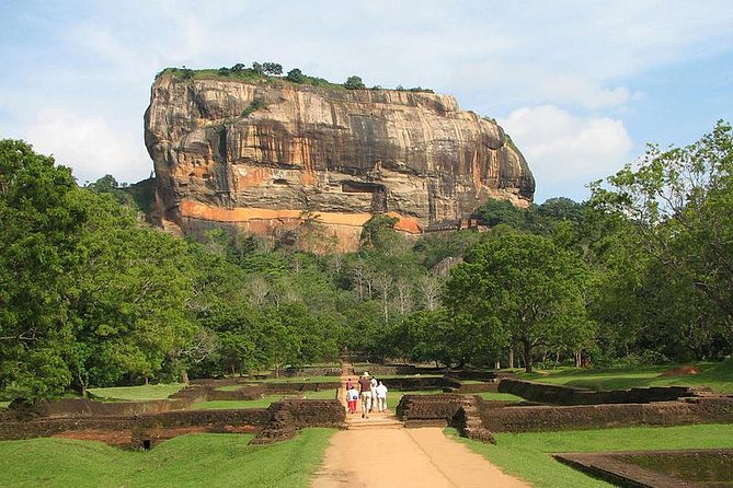Travel Srilanka WITH Shanaka - Shanaka’s Service Style: Punctual, Polite, and Kid-friendly Calm
